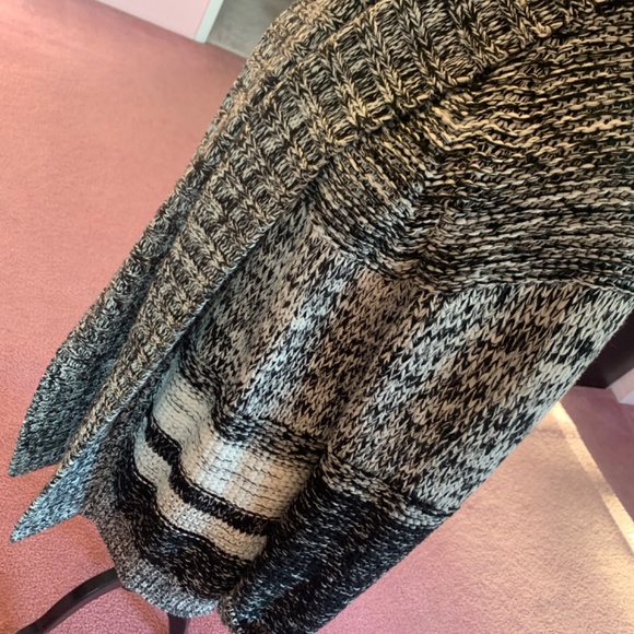 Gap black and white cardigan size large cotton tweedy weave. comfy and trendy - Picture 4 of 7